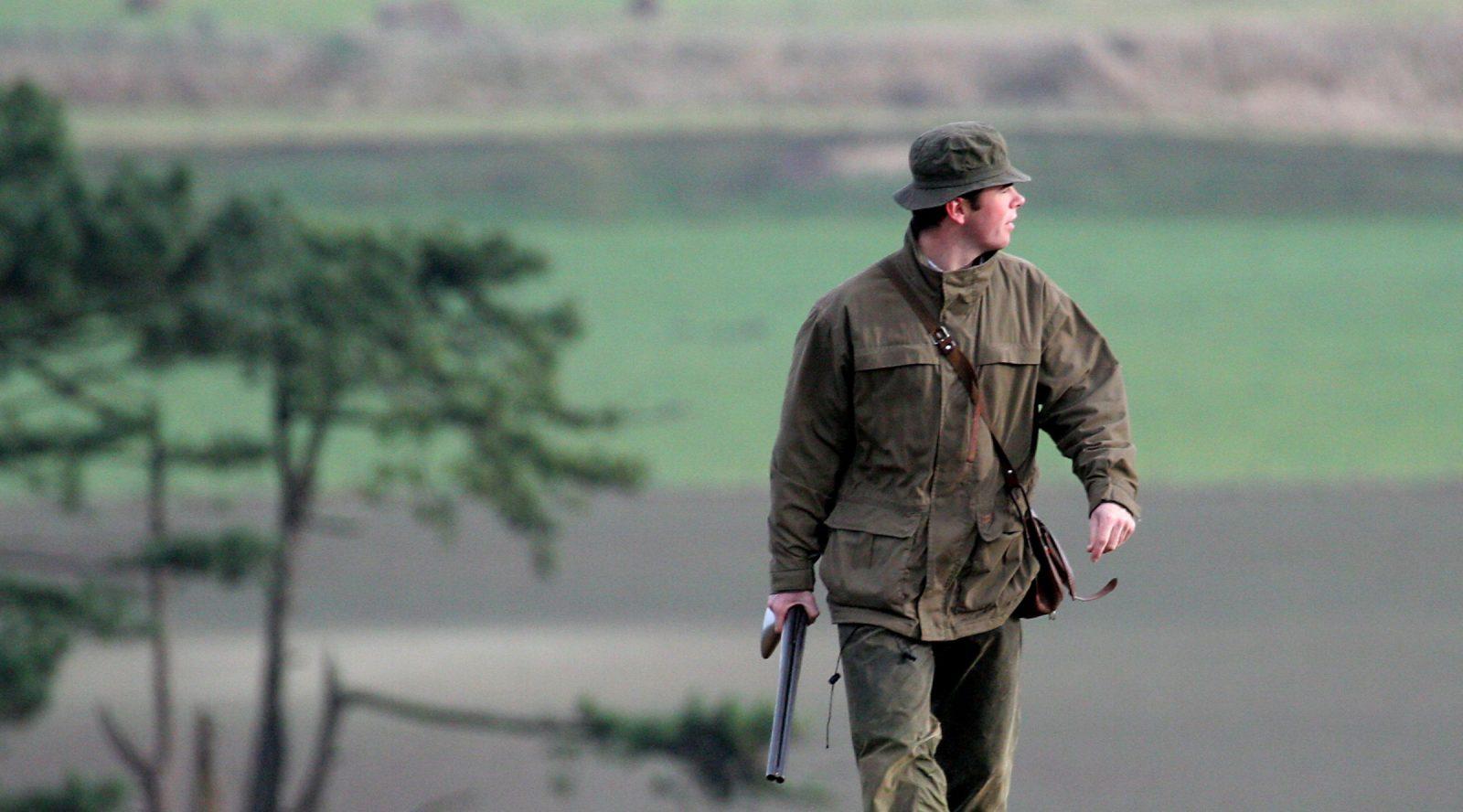 chasseur marche dans la campagne ruralité