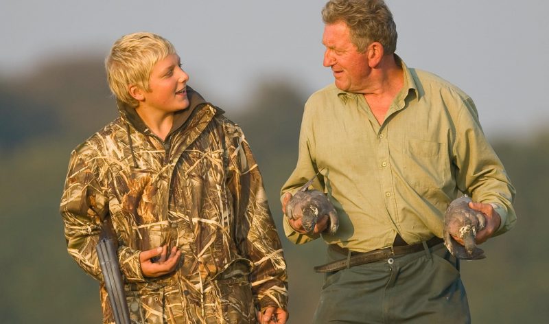 Un chasseur et jeune en chasse accompagnée