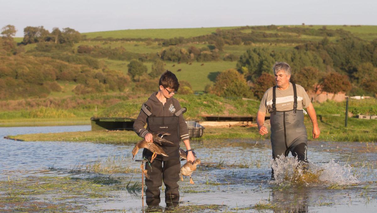 Des chasseurs posent des appelants de canards