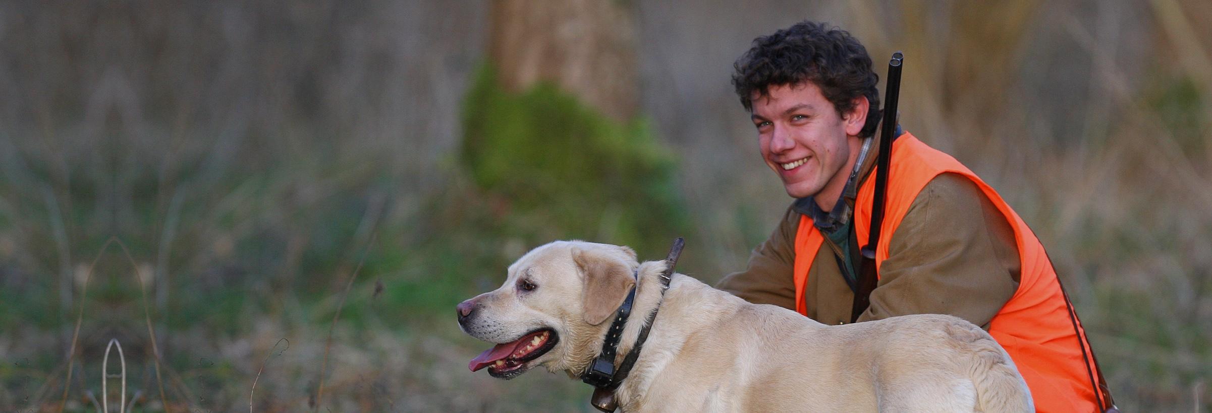 Complicité entre un chasseur et son chien de chasse labrador