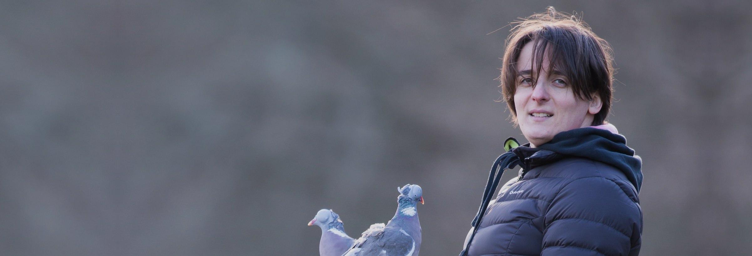 Un femme chasseuse chasseresse avec des palombes pigeons