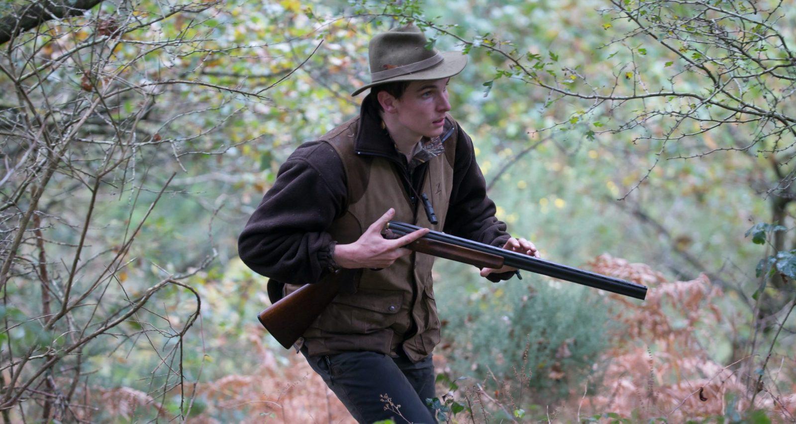 Un chasseur en action avec son arme