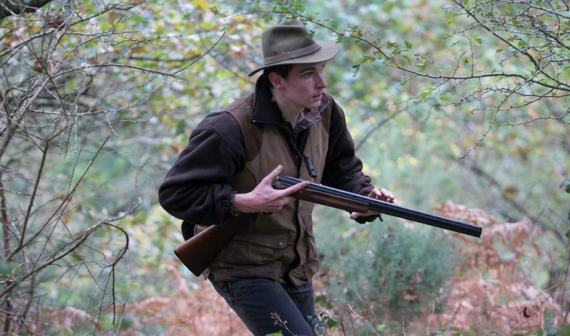 Un chasseur en action avec son arme