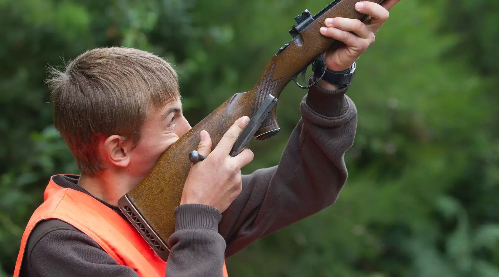 un chasseur vise dans son arme