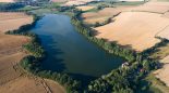 Etang et champs paysage rural chasse