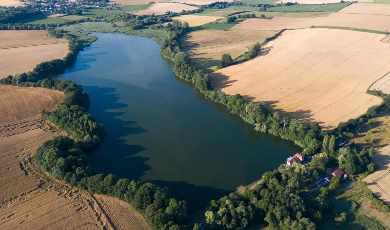 Etang et champs paysage rural chasse