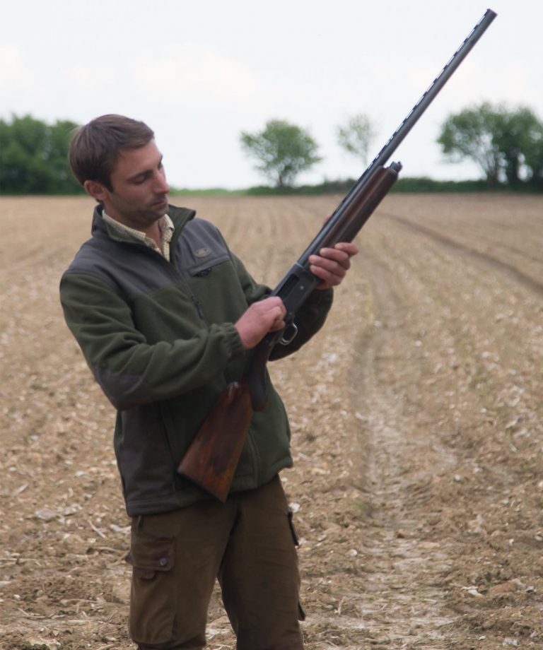 Chasseur et son arme de chasse