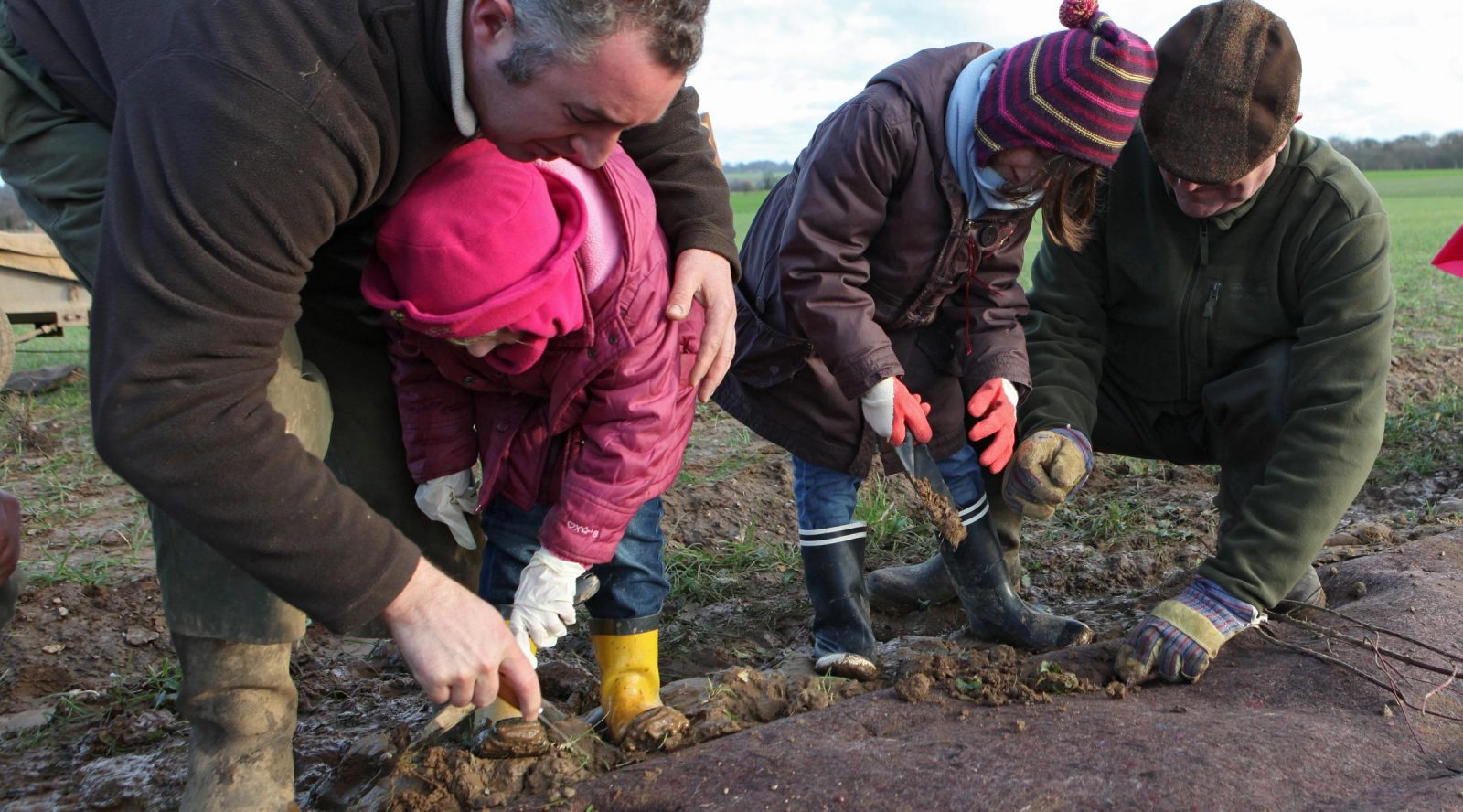 education à la nature des enfants plantent des arbres