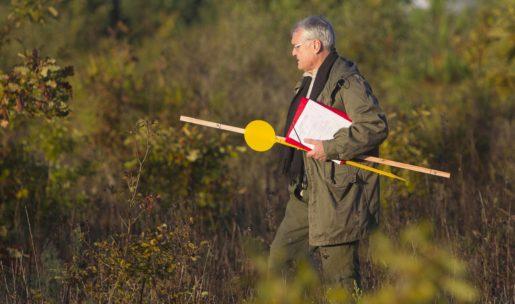 Un chasseur pose de panneaux en forêt