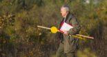 Un chasseur pose des panneaux de signalisation