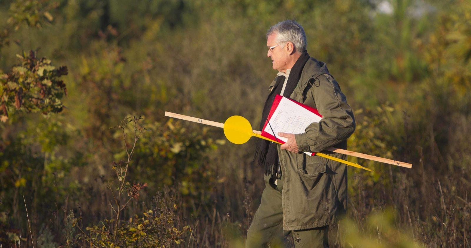 Un chasseur pose des panneaux de signalisation