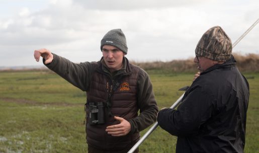 Des chasseurs techniciens dans un champs