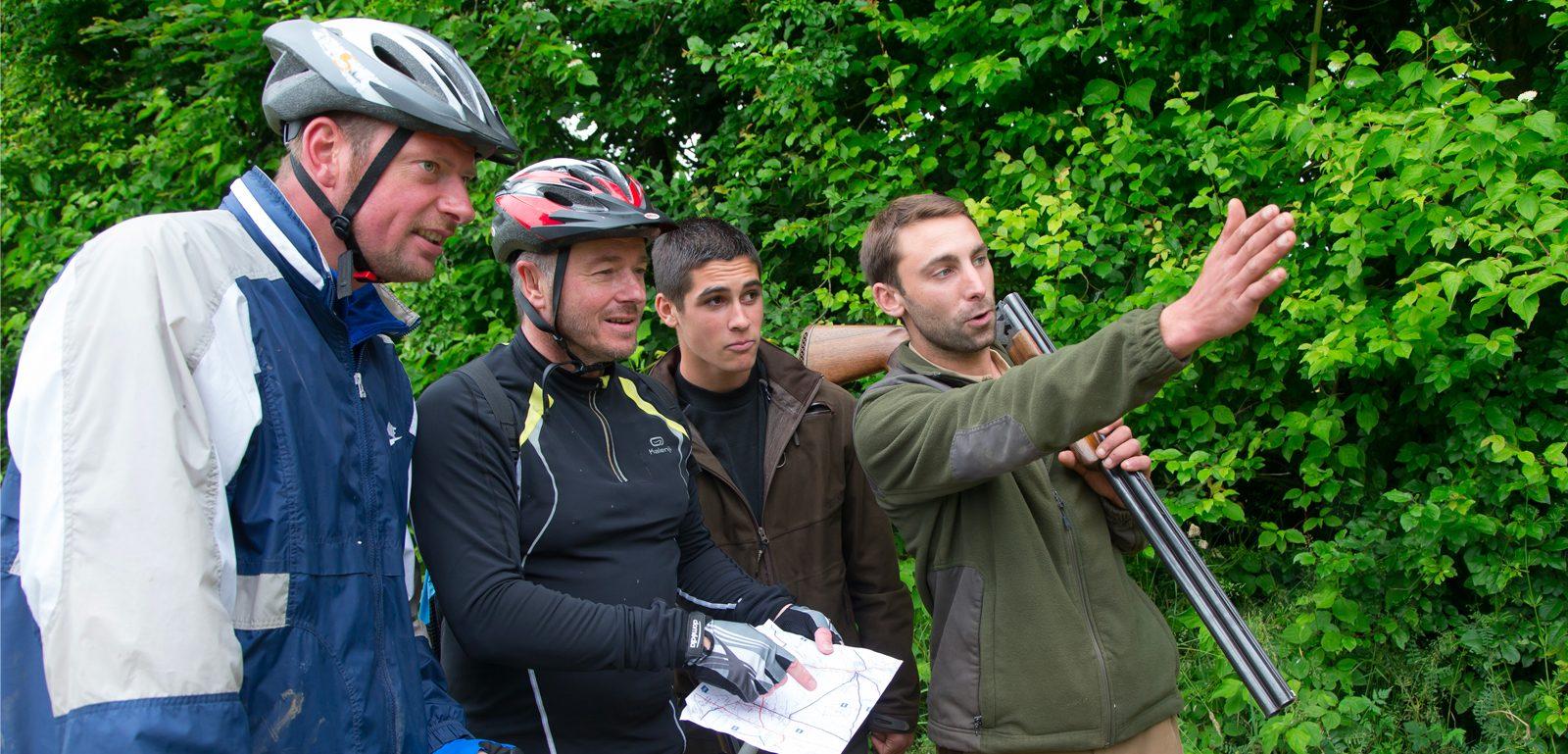 vélos promeneurs et chasseurs en foret