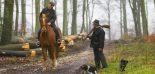 Un chasseur et un promeneur à cheval en forêt