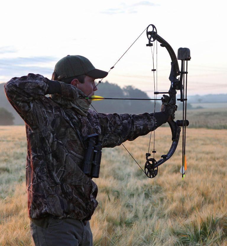 arc de chasse à poulies chasseur campagne