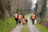 Famille qui ramasse des déchets dans la nature pendant j'aime la nature propre