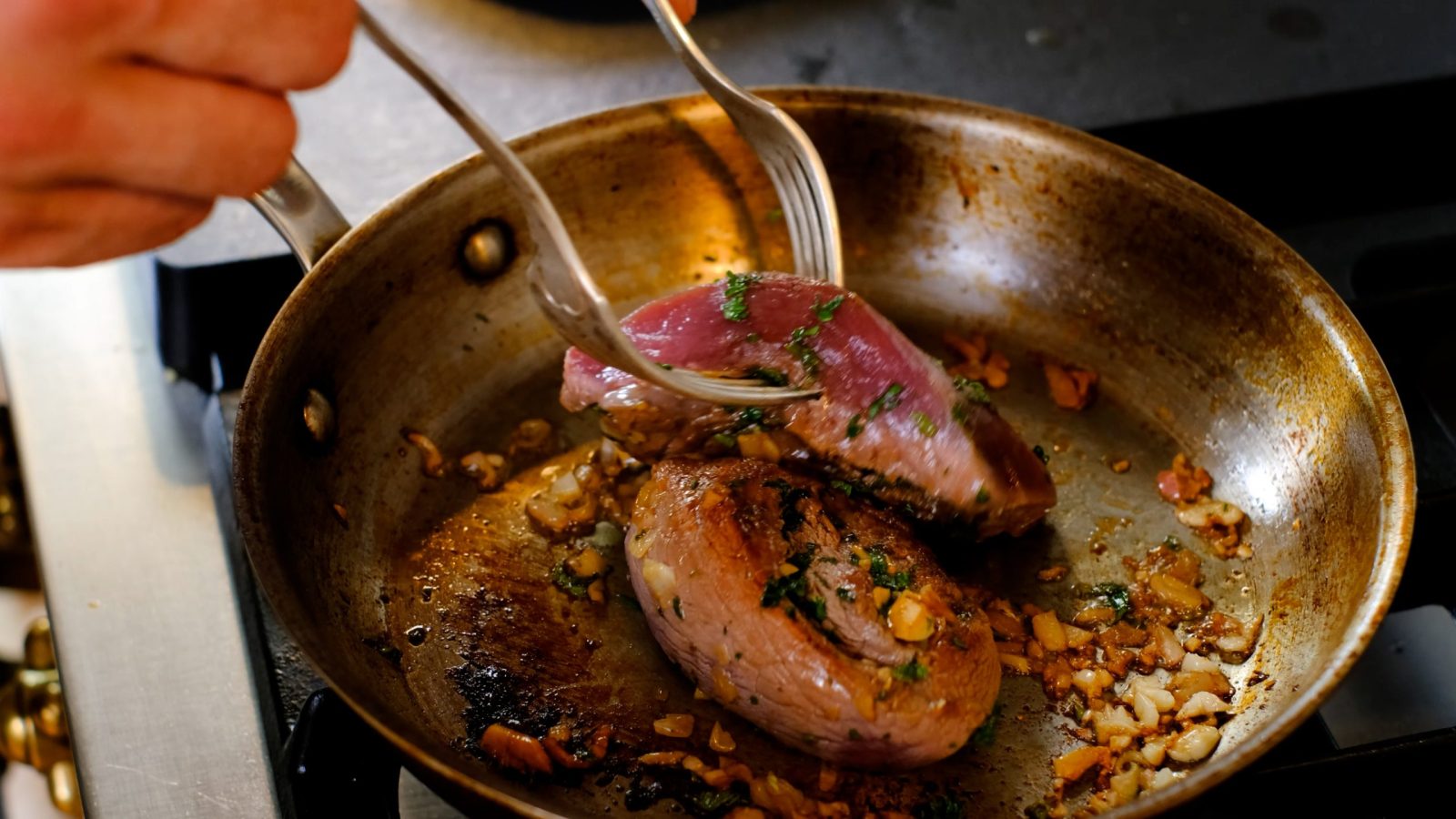 Morceaux de chevreuil qui cuisent dans une poêle