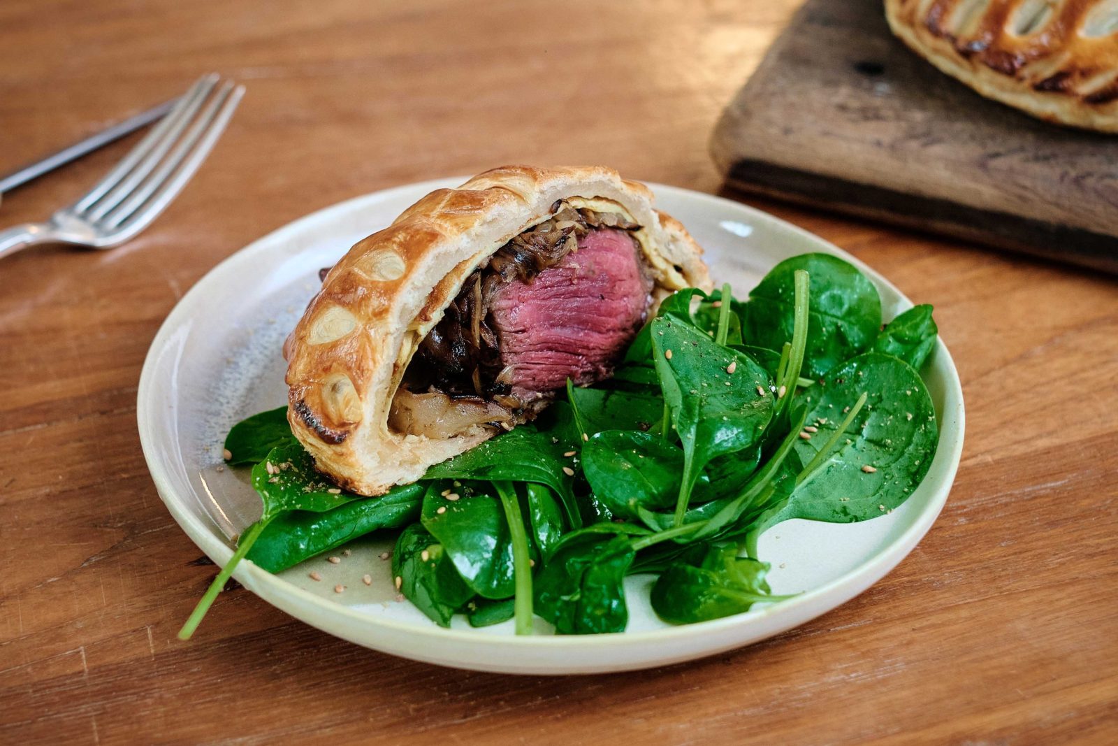 Rôti de chevreuil en croûte dressé dans une assiette avec de la mâche