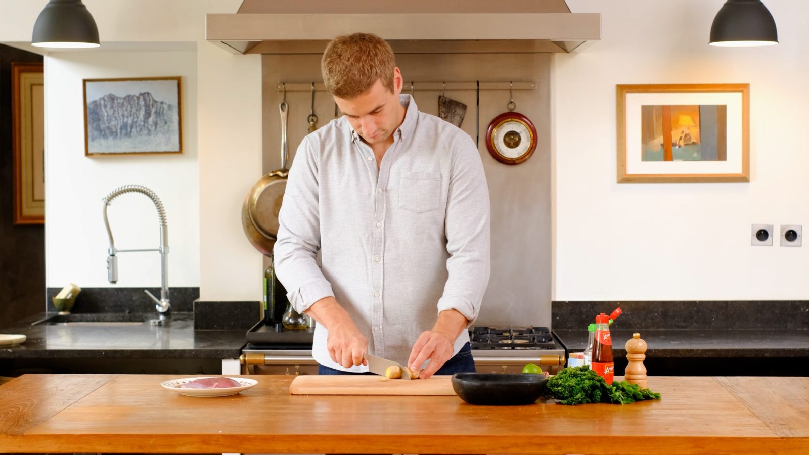 Chef qui découpe des légumes sur une planche