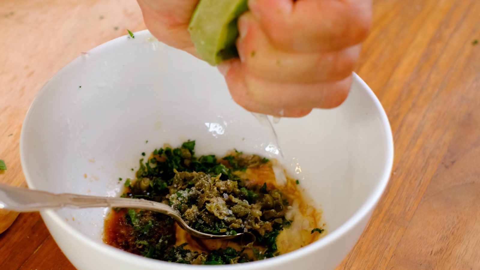 Ajout du citron vert (lime) à la sauce tartare