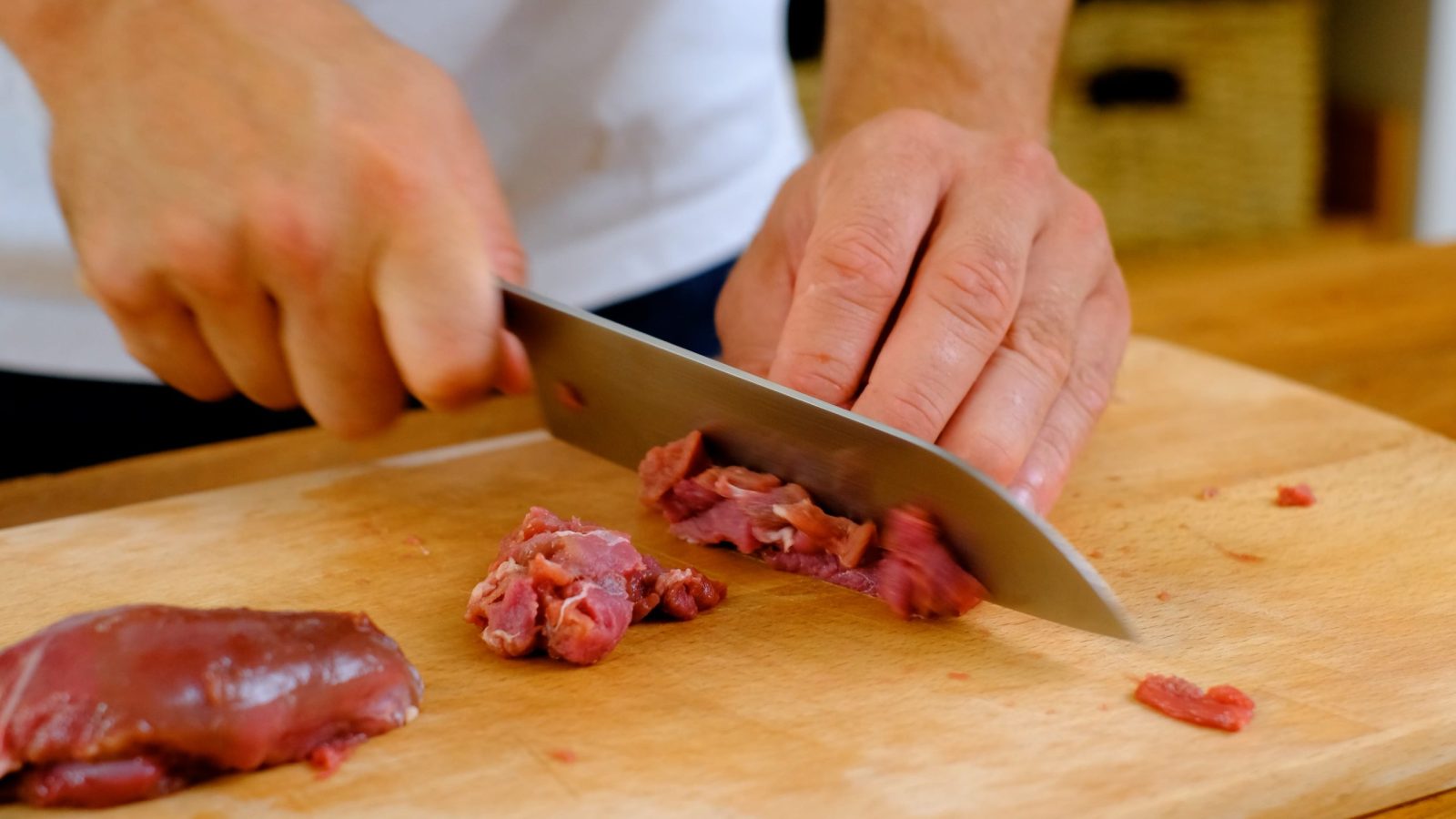 Découpe de la viande chevreuil en tartare