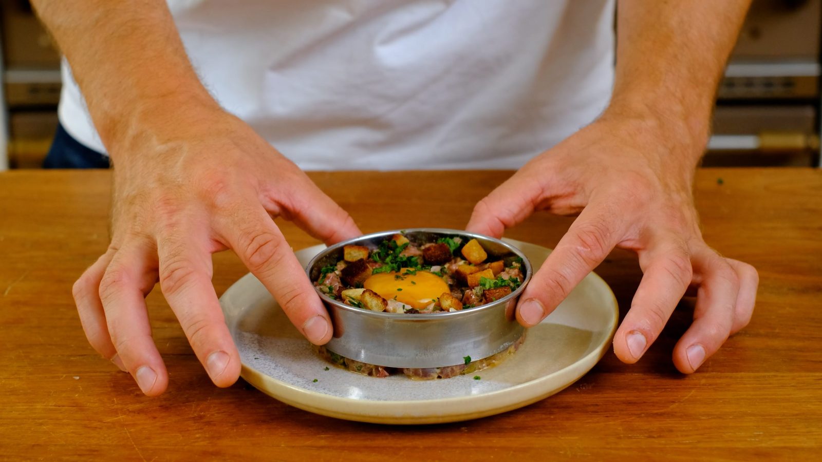 Démoulage du tartare de chevreuil