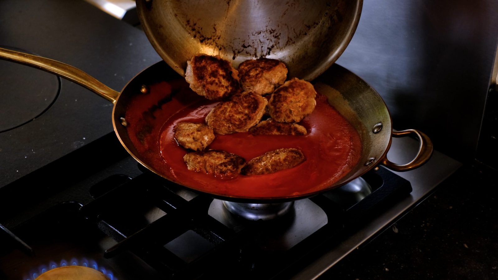 Ajout des boulettes de sanglier dans la sauce bolognaise