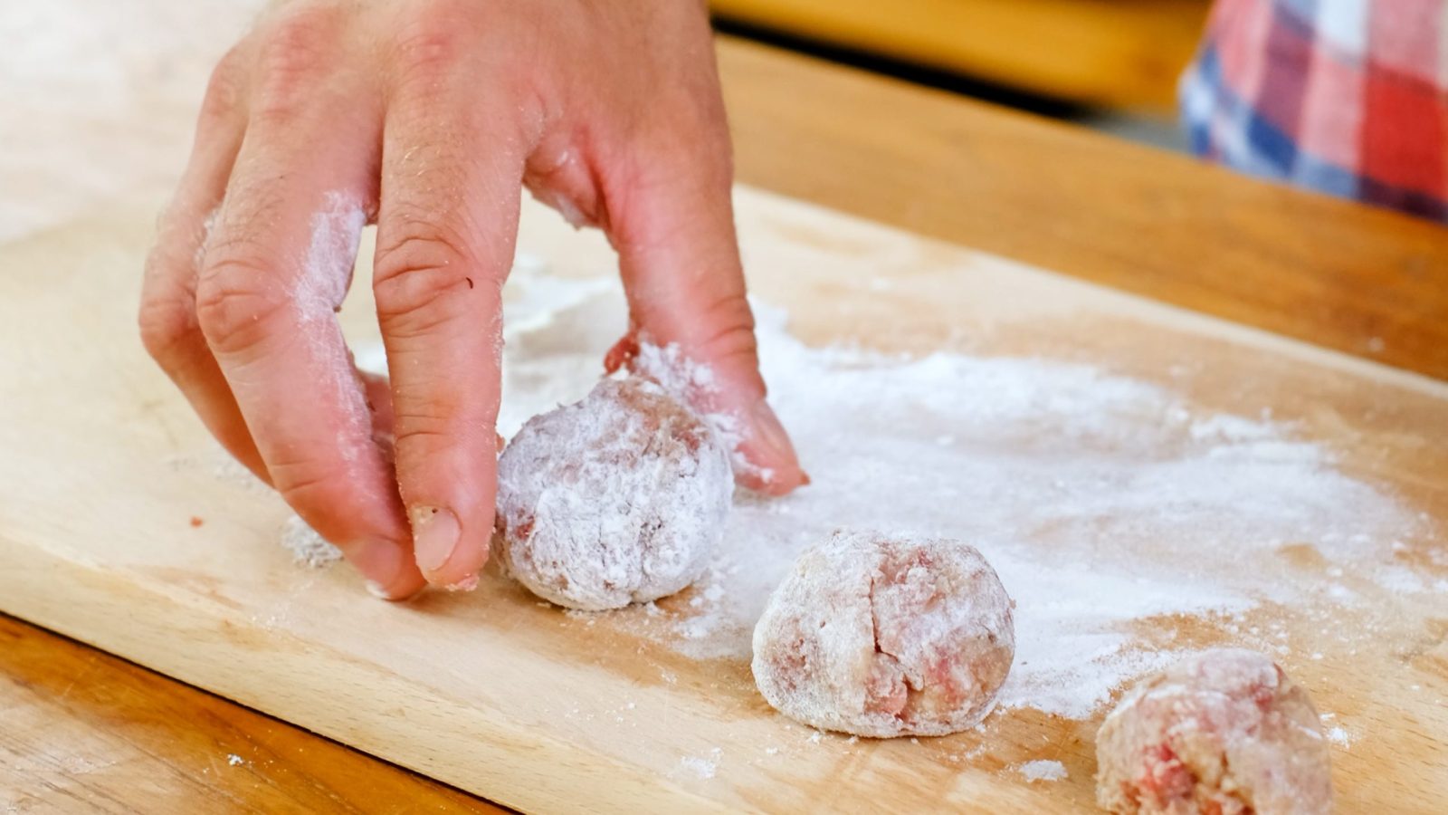 Façonnage des boulettes de cerf