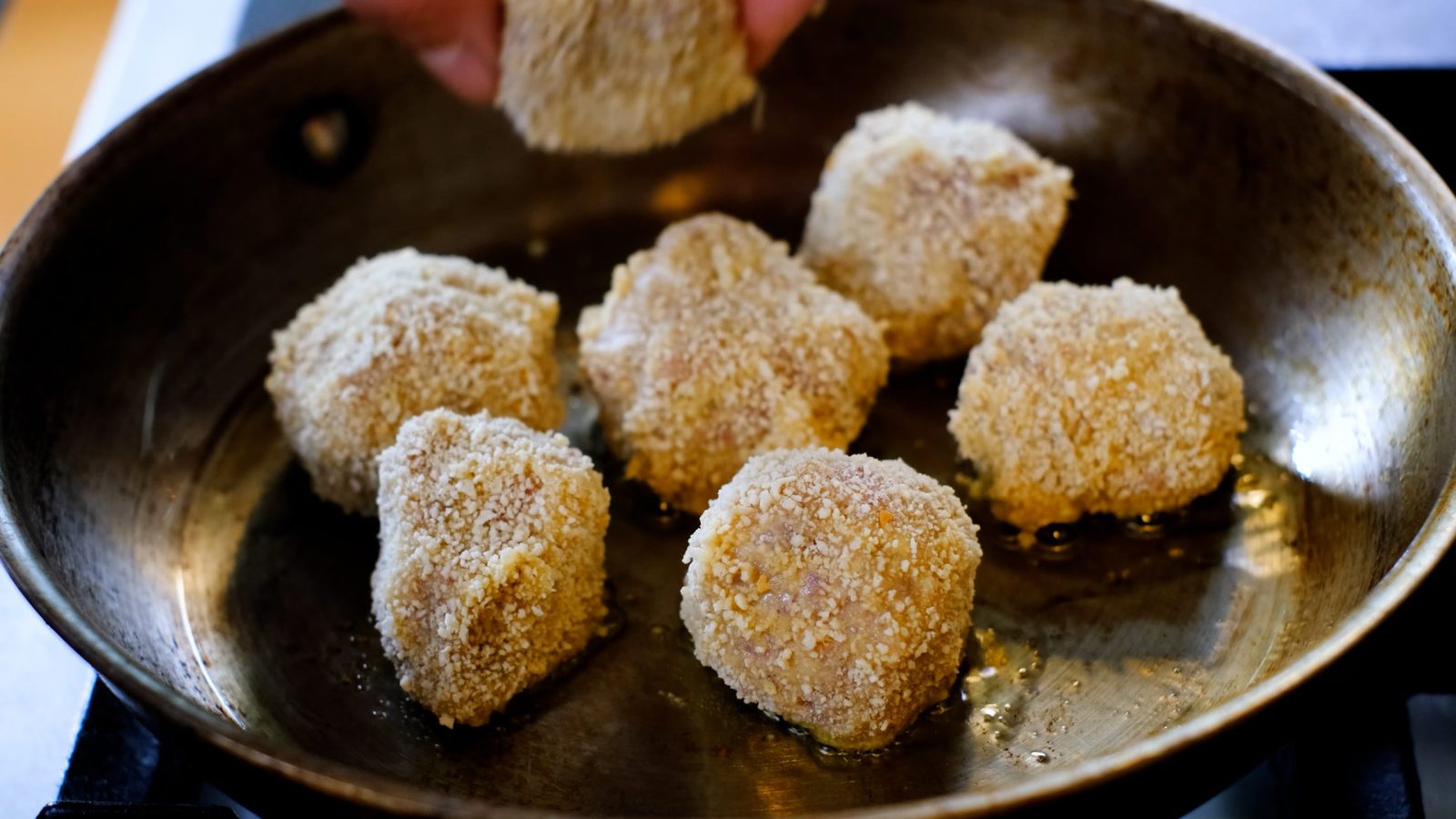 Mise en cuisson des boulettes de cerf panées