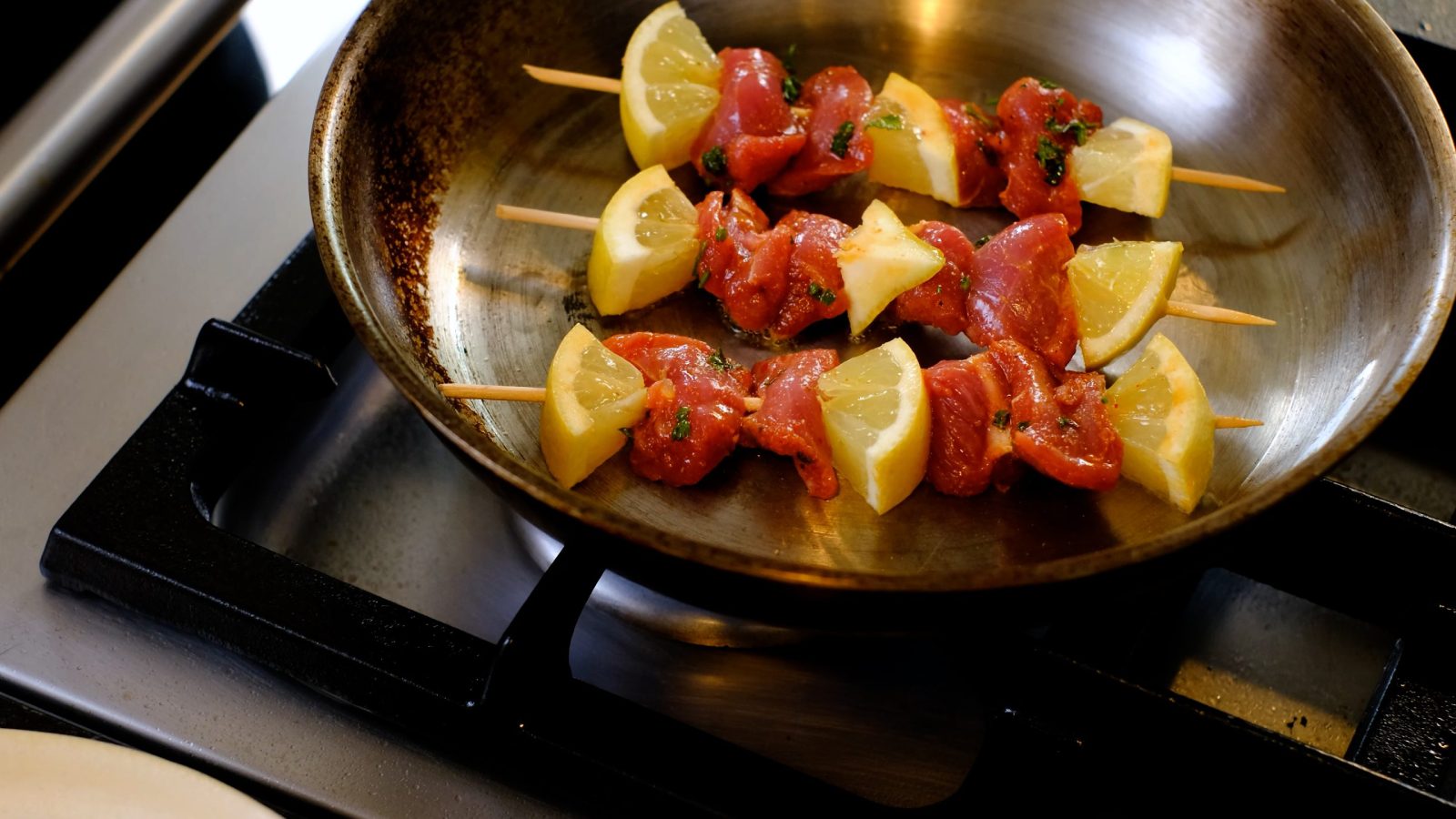 Cuisson à la poêle des brochettes de faisan marinées aux épices et au citron