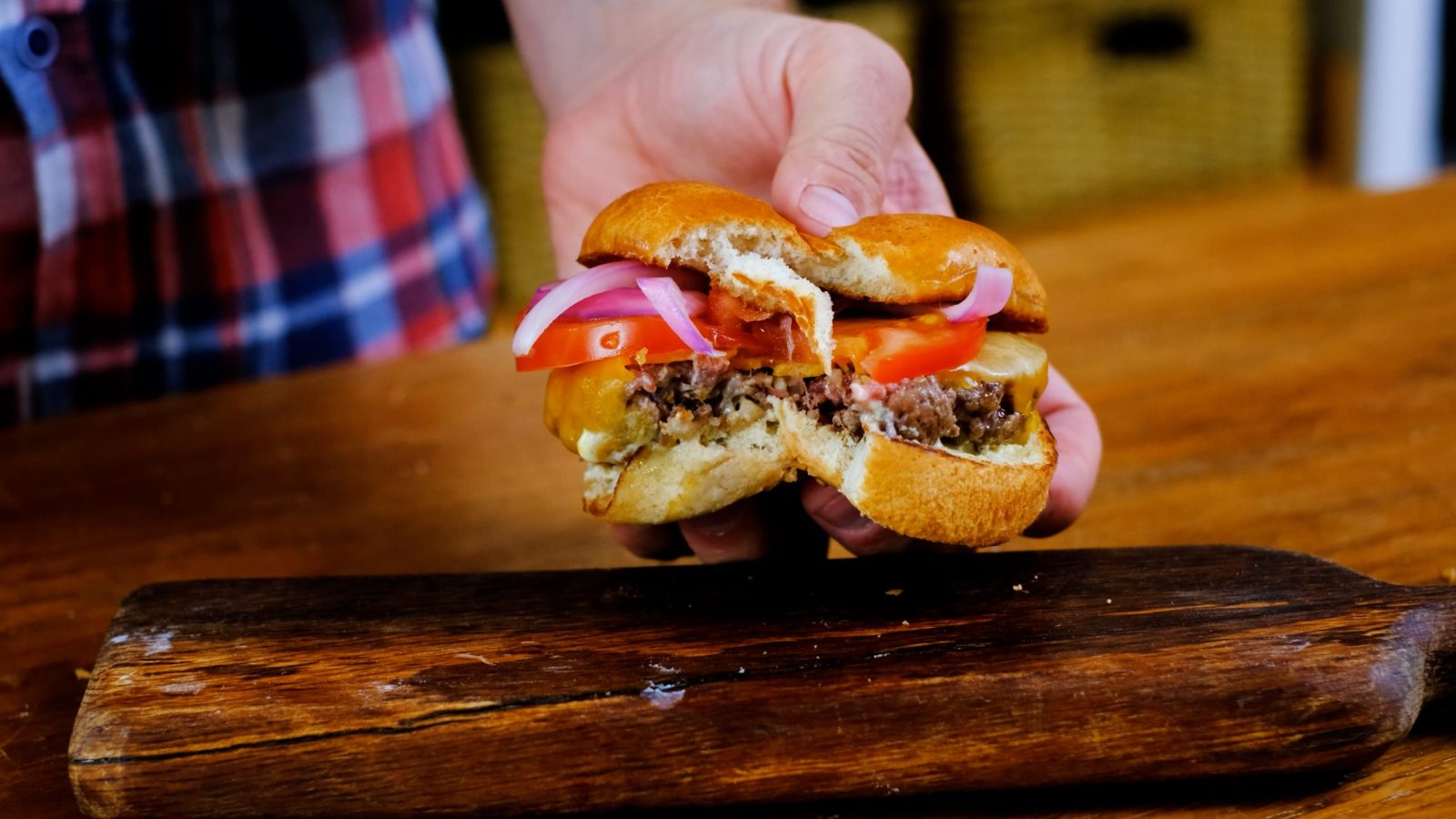 Burger de cerf vue de côté après avoir été croqué