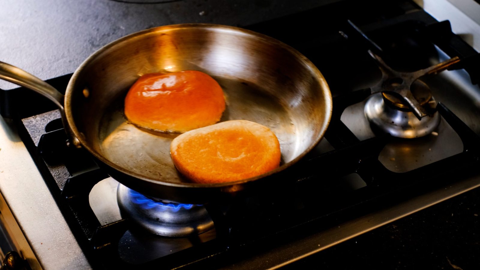 Buns à burger qui sont en train de snacker dans une poêle