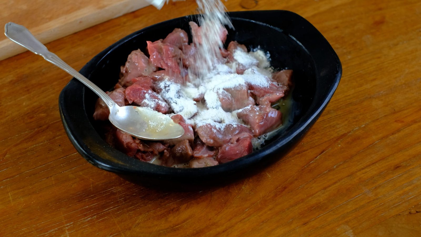 Ajout de la maïzena à la viande de cerf