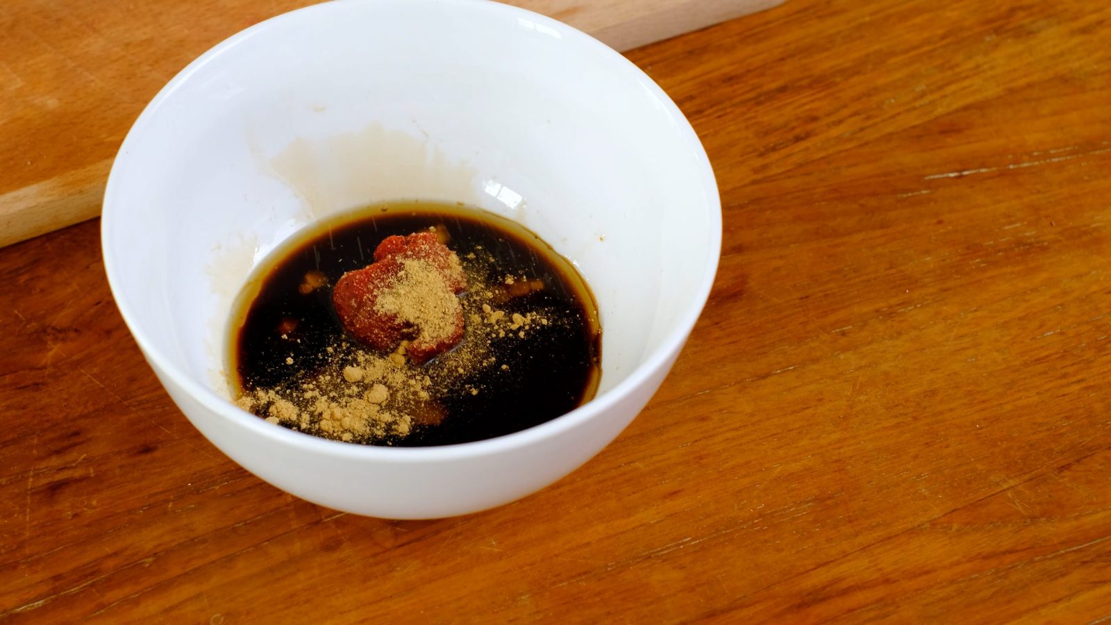 Préparation de la sauce pour le sauté de cerf à la Thaïlandaise dans un bol