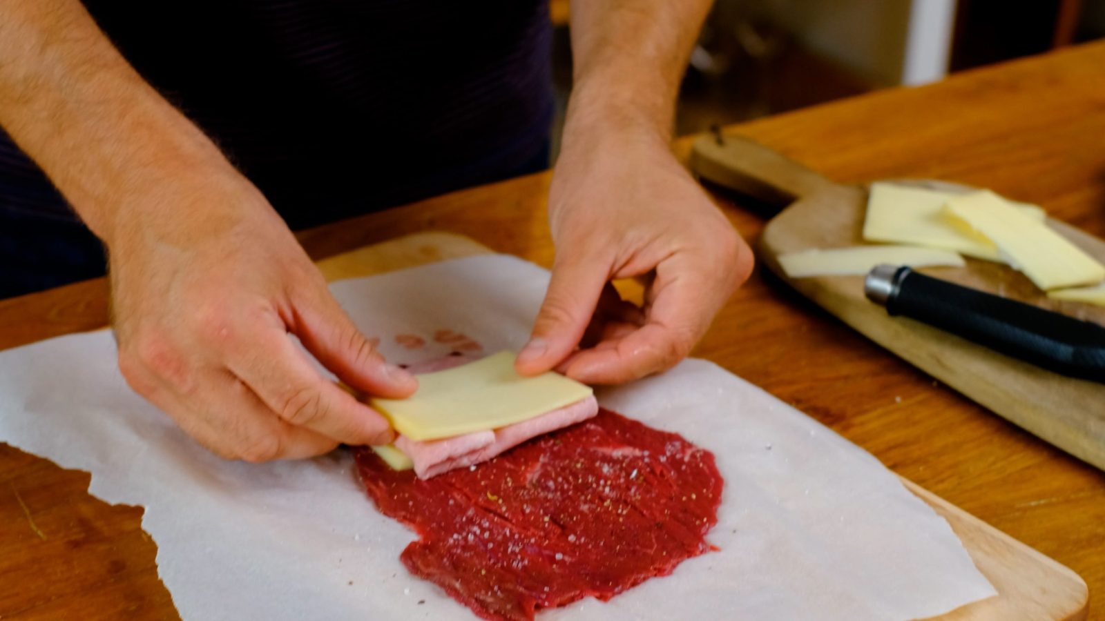 Façonnage du cordon bleu de sanglier en ajoutant le fromage et le jambon au milieu