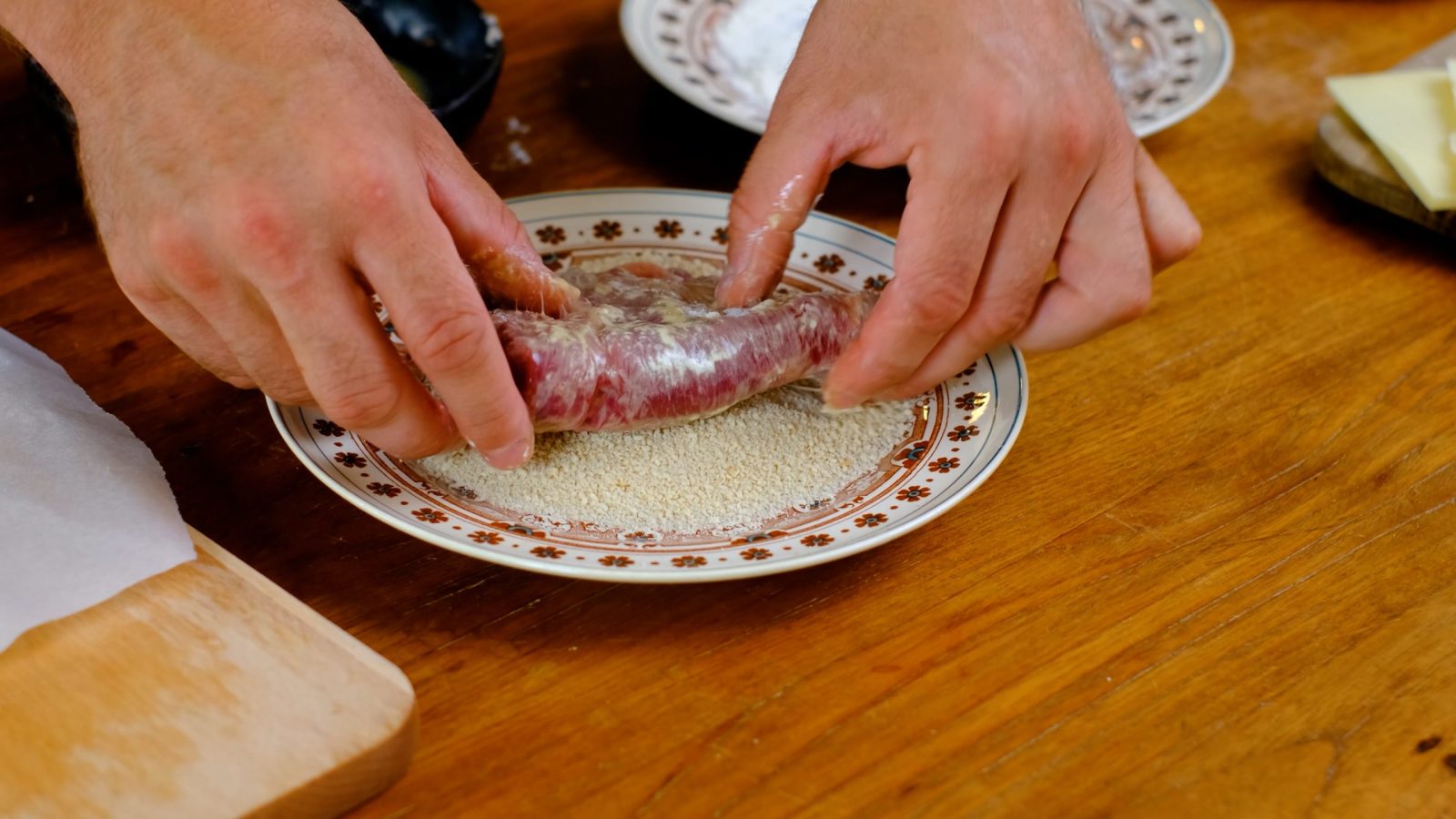 Cordon bleu de sanglier plongé dans la chapelure pour être pané