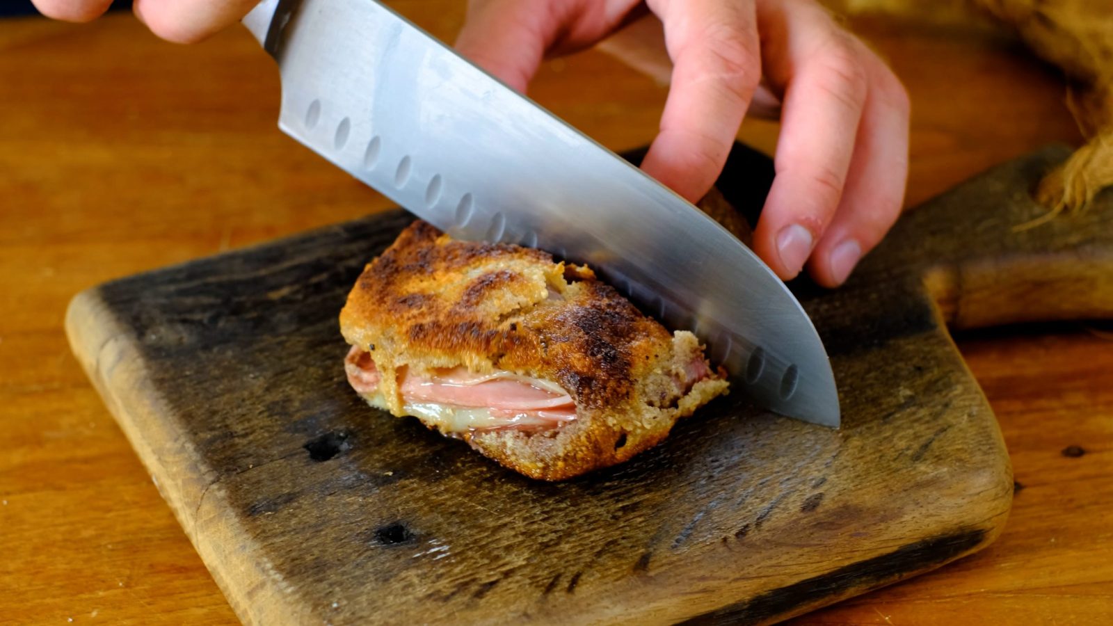 Cordon bleu au sanglier qui se fait découper au couteau sur une planche
