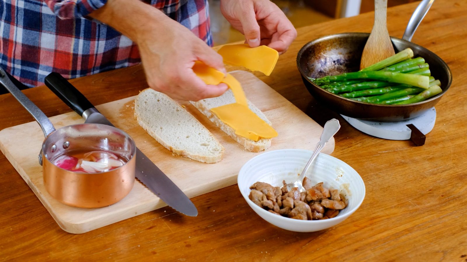 Montage du grilled cheese en ajoutant le fromage sur le pain