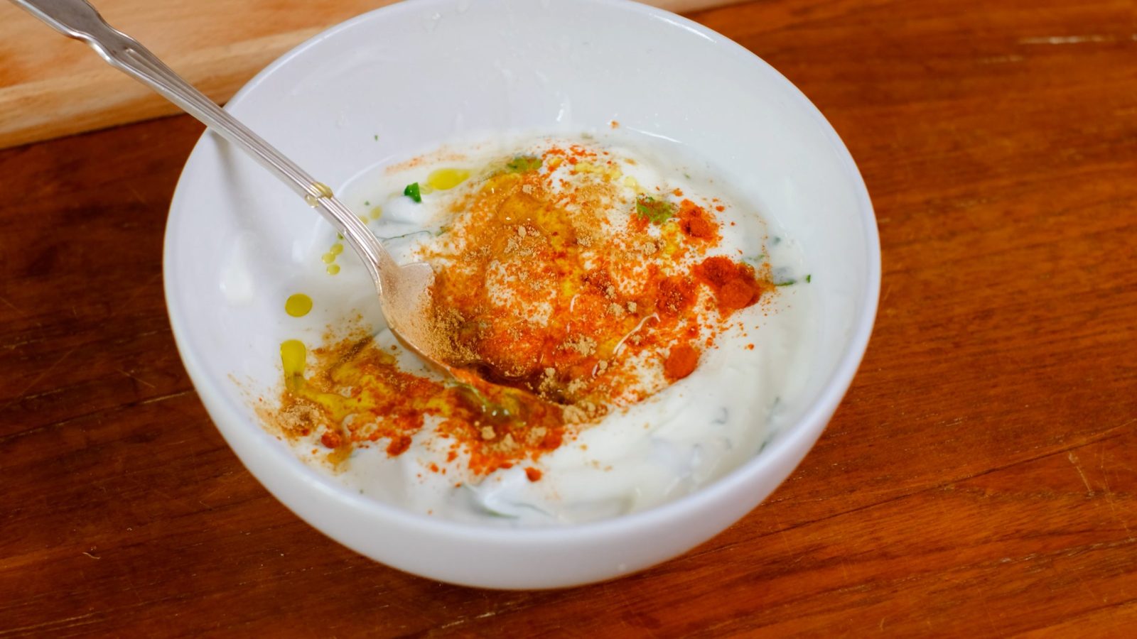 Sauce de kebab au paprika, yaourt grec, citron et huile d'olive