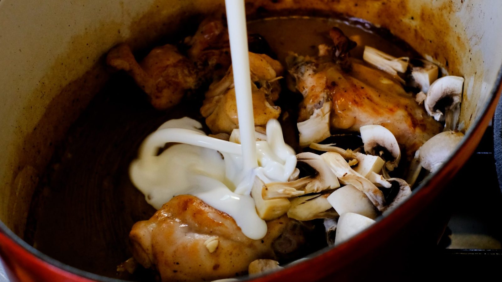 Ajout de la crème pour créer la sauce moutarde