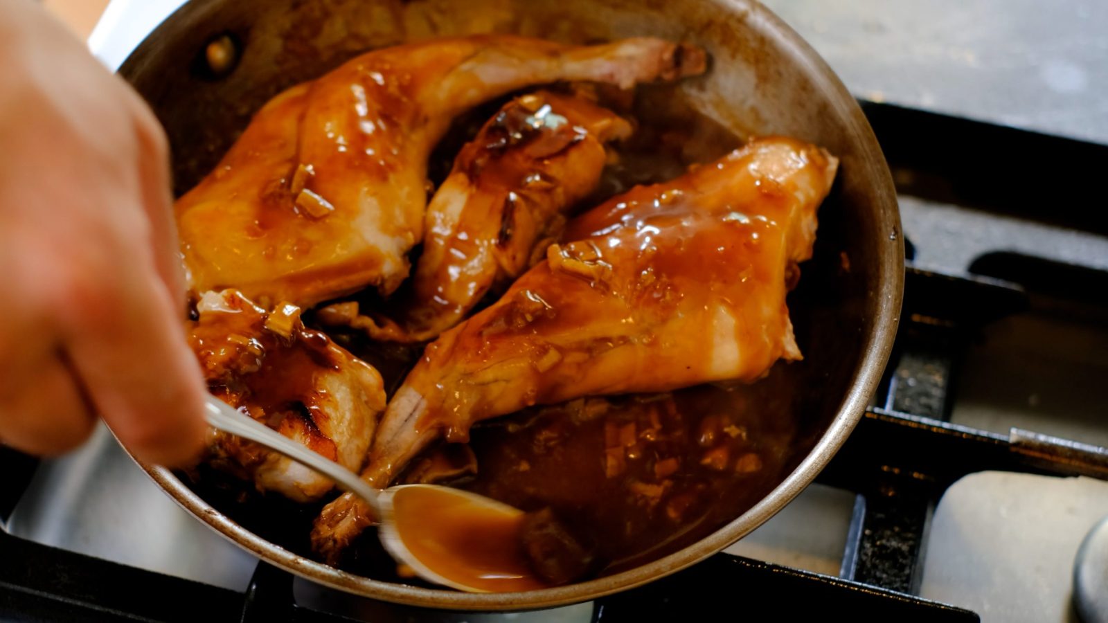 Lapin qui se fait napper de sauce teriyaki