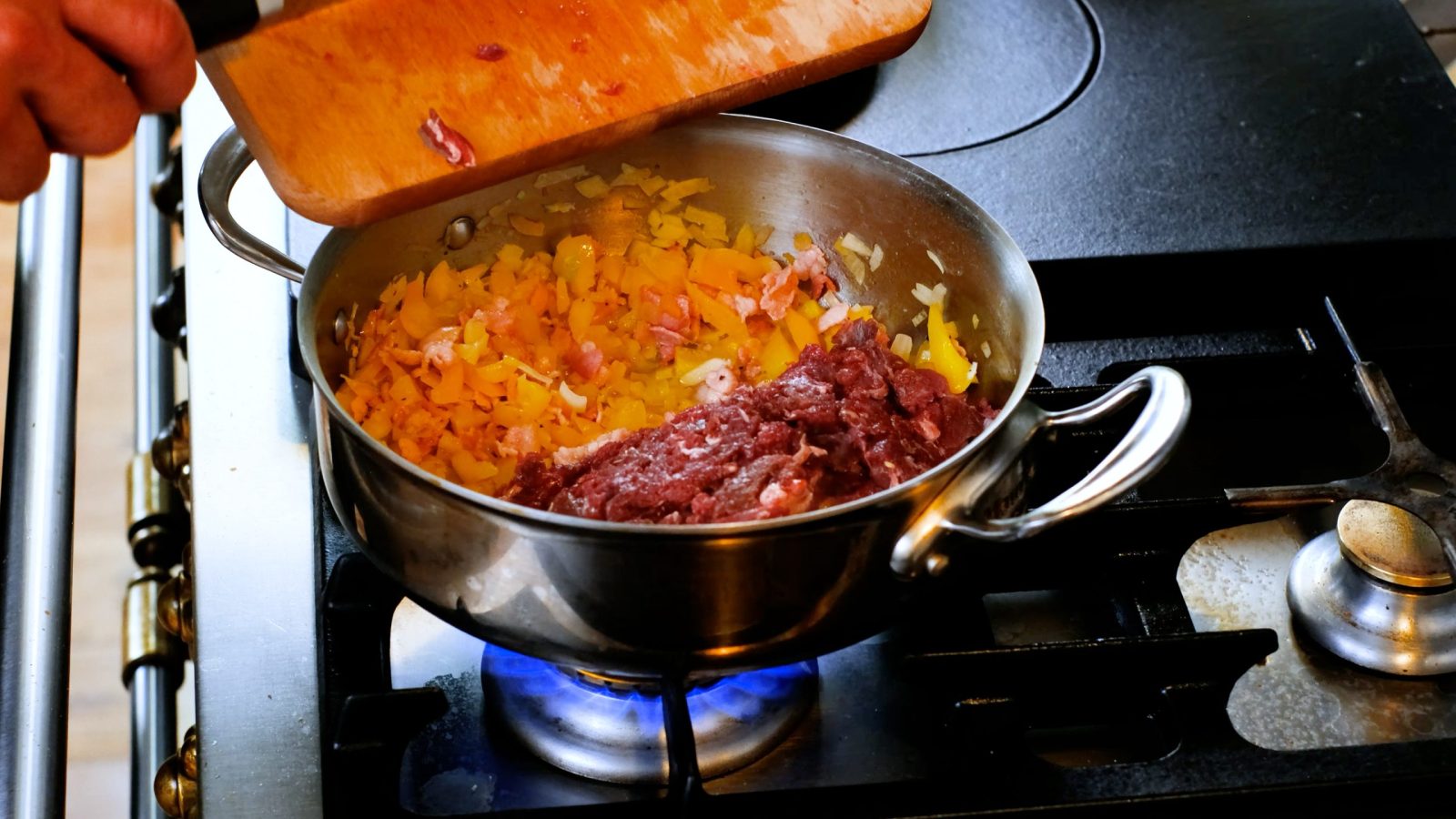 Viande de sanglier mise à mijoter dans une casserole