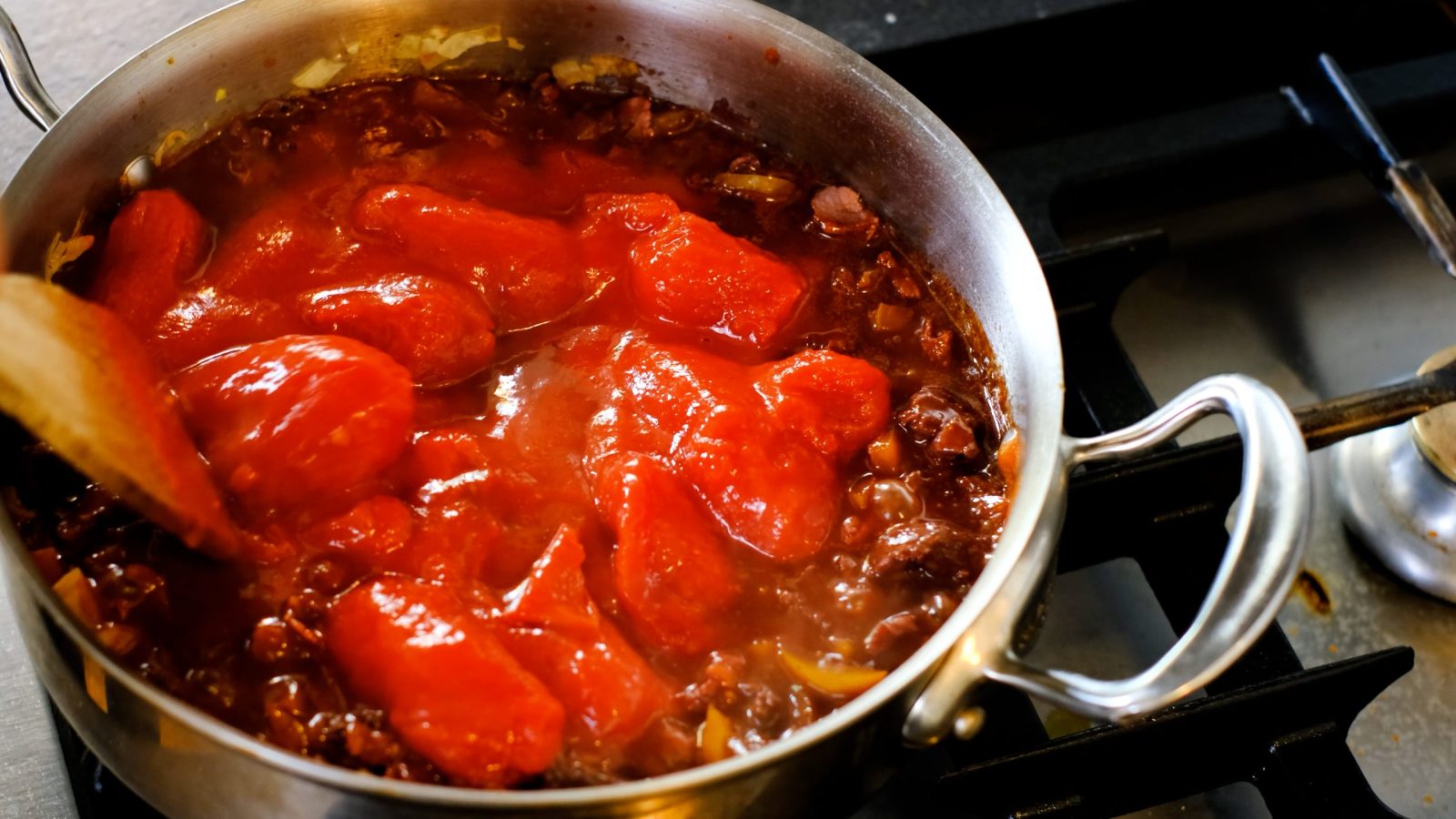 Ajout des tomates au ragoût de sanglier