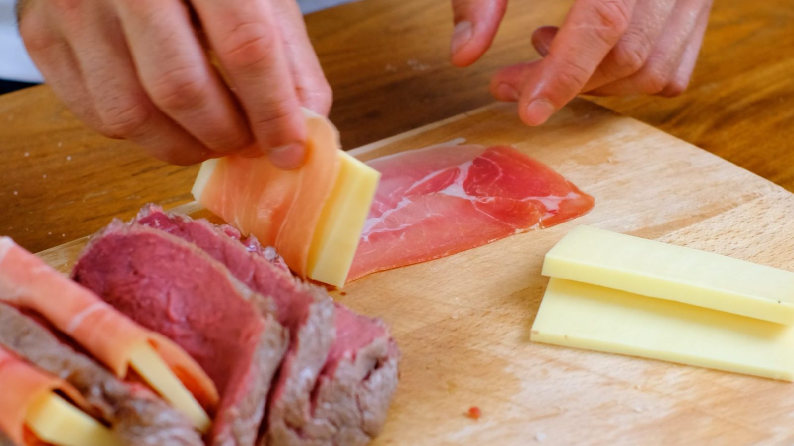 Ajout du fromage dans les incisions faites préalablement au roti de cerf
