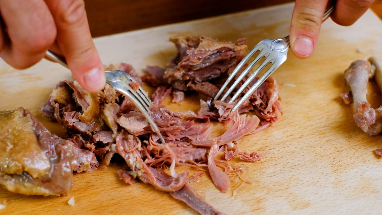Canard confit qui se fait effilocher