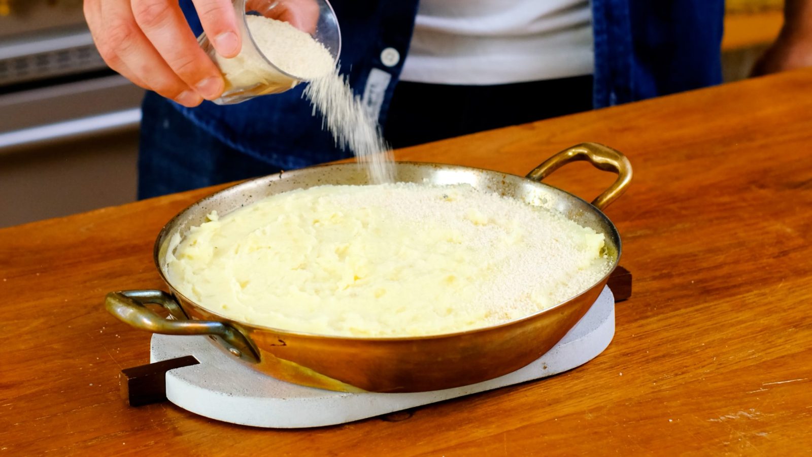 Ajout de la chapelure sur le Parmentier avant cuisson au four