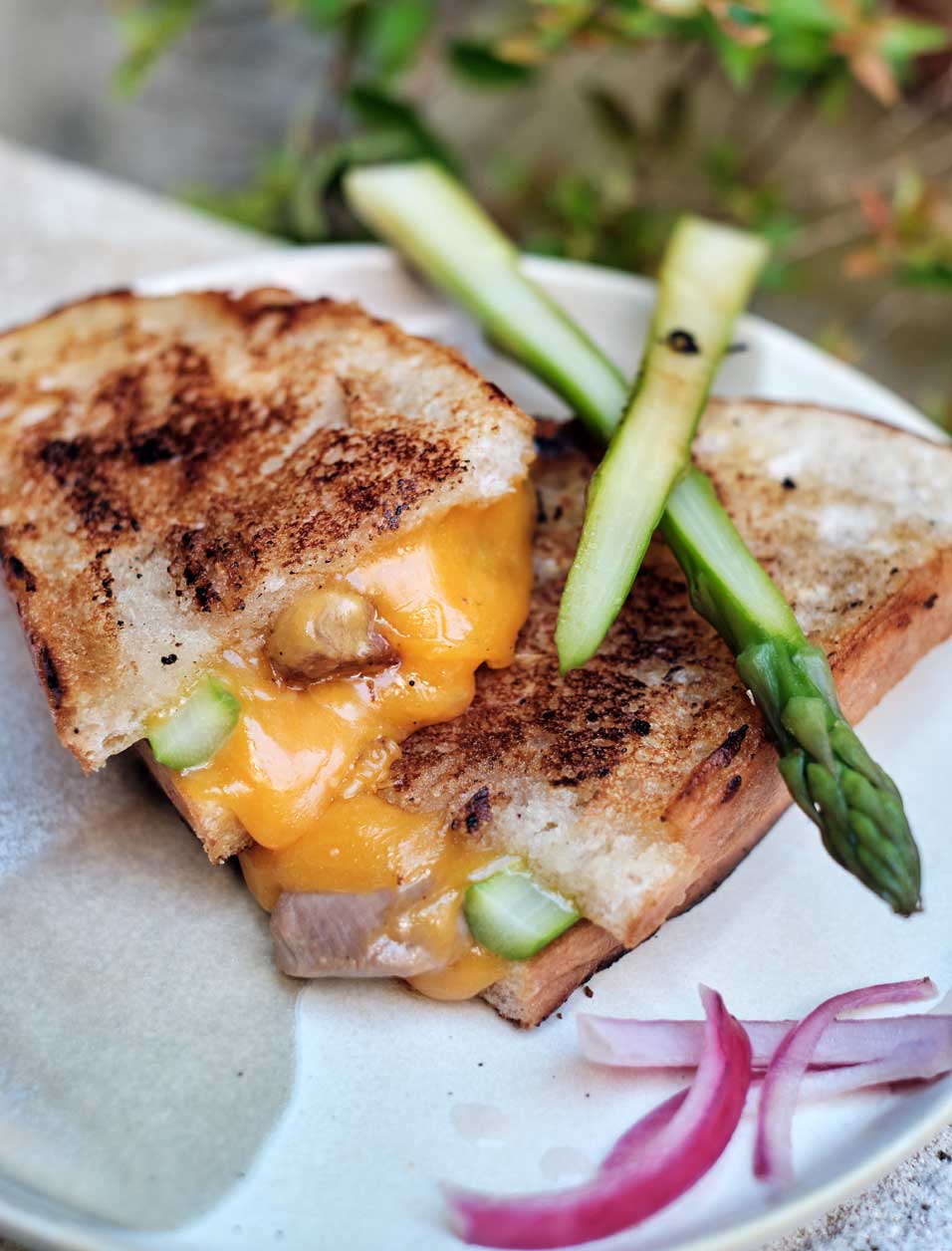 Grilled cheese de canard aux asperges