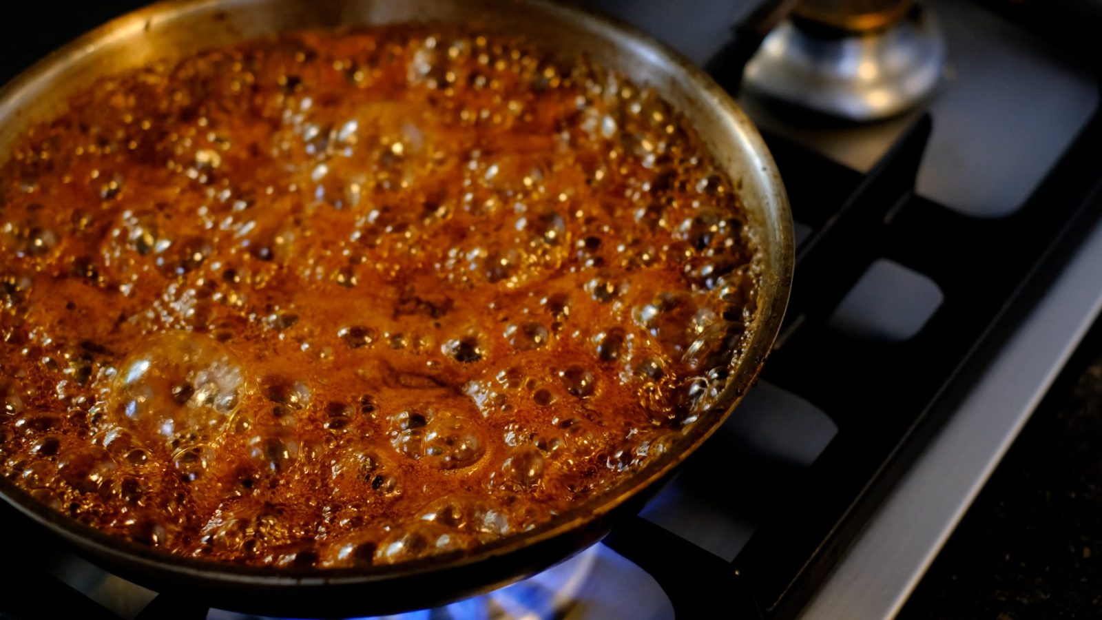 Préparation du caramel dans la poêle