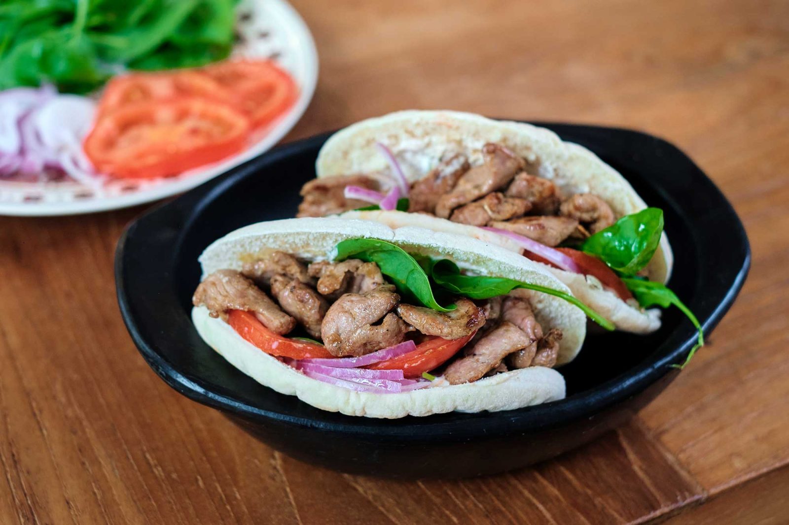 2 kebabs de faisan dans une assiette noire