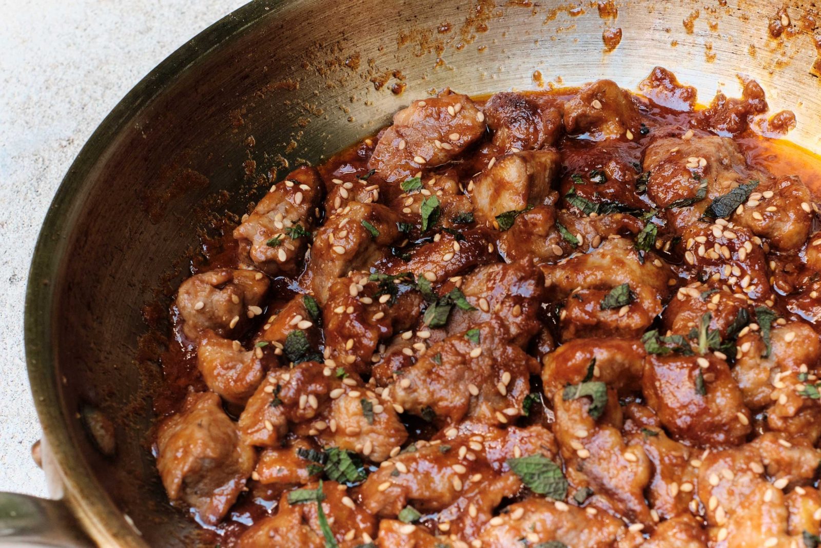 Cerf sauté à la Thaïlandaise dans une poêle